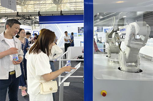 新松攜多品類機器人產品亮相第七屆世界智能大會，引領智能機器人銷售新潮流