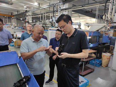 唐進率隊調(diào)研我縣汽車配件產(chǎn)業(yè)發(fā)展與五金產(chǎn)品研發(fā)，助推產(chǎn)業(yè)升級